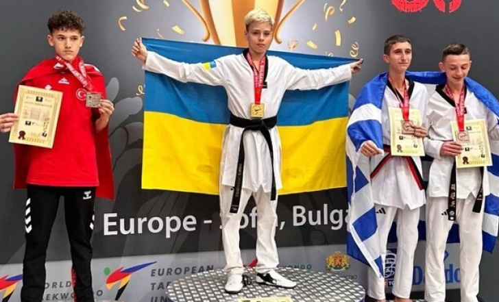 ЮНИЙ УКРАЇНЕЦЬ ПІДНЯВ СИНЬО-ЖОВТИЙ ПРАПОР НА ЗМАГАННЯХ З ТХЕКВОНДО В СОФІЇ
