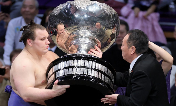 УКРАЇНСЬКИЙ СУМОЇСТ ВПЕРШЕ В ІСТОРІЇ ВИГРАВ ЗМАГАННЯ НАЙВИЩОГО РАНГУ У СВІТІ